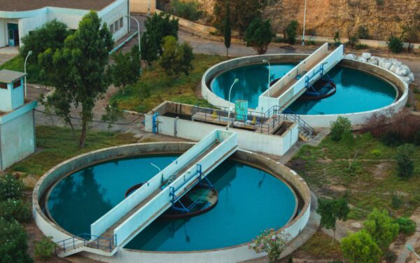 Pažangūs vandens valymo sprendimai miestuose: kaip membranos, DI ir jutikliai padeda kovoti su tarša