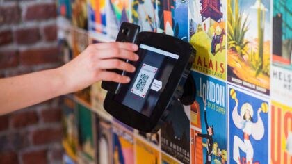 QR kodų rizika ne tik kavinėse: kaip išvengti apgaulės, kai skenuojame juodus ir baltus kvadratėlius