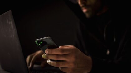 Romantinis sukčiavimas internete: kaip atskirti tikrus jausmus nuo pavojingos finansinės pinklės