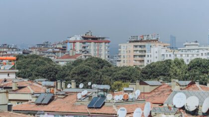 Saulės elementai, kurie lankstosi kaip popierius: ką žada itin plonos fotovoltinės plėvelės energetikai