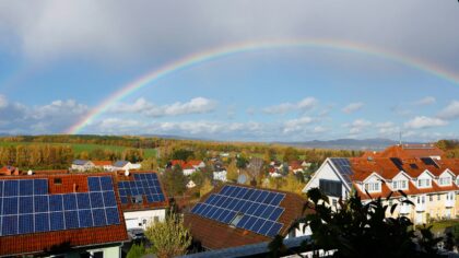 Saulės ir vėjo energija be centralizuotų tinklų: kaip mikroenergetikos sprendimai keičia energijos vartojimą