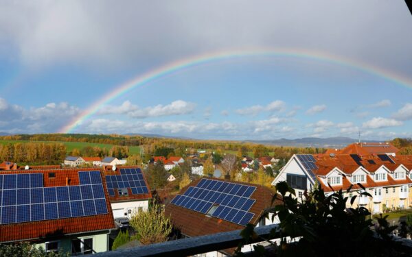 Saulės ir vėjo energija be centralizuotų tinklų: kaip mikroenergetikos sprendimai keičia energijos vartojimą