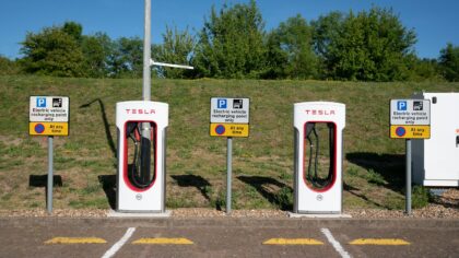 Šeimos kelionės su elektrine transporto priemone: kaip suplanuoti, kad vaikai, baterija ir nervai atlaikytų maršrutą
