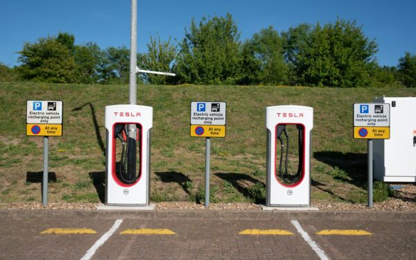 Šeimos kelionės su elektrine transporto priemone: kaip suplanuoti, kad vaikai, baterija ir nervai atlaikytų maršrutą