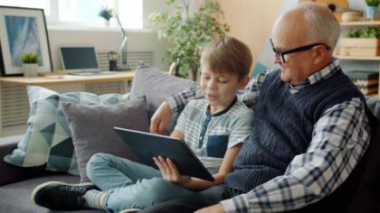 Šeimos planšetė ar vaiko telefonas kaip vartai į sukčių pasaulį: paprasti žingsniai, kurie sustiprina skaitmeninį saugumą