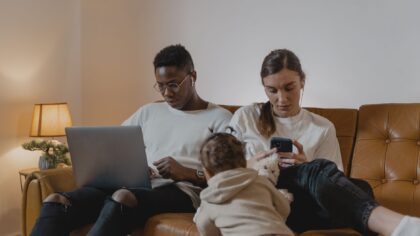 Slaptažodžių tvarkyklės ir šeimos skaitmeninis saugumas: kaip vienu įrankiu sumažinti kasdienes rizikas internete