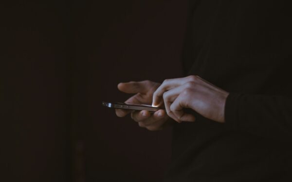 SMS ir pokalbių apgaulės tyliai brangsta: kaip atpažinti „smishing“ ir „vishing“ atakas ir ko niekada nedaryti telefonu