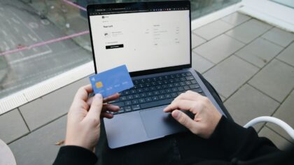 Susiejote banko kortelę su programėlėmis ir prenumeratomis: kaip saugiai valdyti mokėjimus internete