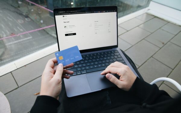 Susiejote banko kortelę su programėlėmis ir prenumeratomis: kaip saugiai valdyti mokėjimus internete