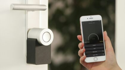 Telefonas kaip durų raktas ir automobilio pultelis: kaip veikia skaitmeniniai raktai ir ko saugotis