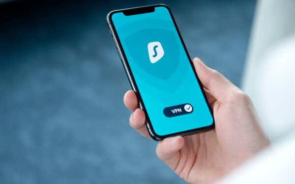 Telefonas, kuris klausosi per daug: kaip sureguliuoti programėlių leidimus ir sustiprinti skaitmeninį saugumą