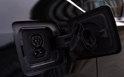 V2L galimybė naujuose elektromobiliuose: kaip automobilį paversti nešiojamu elektros šaltiniu buičiai ir kelionėms