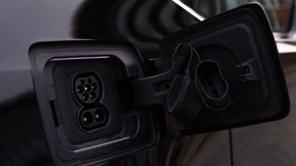 V2L galimybė naujuose elektromobiliuose: kaip automobilį paversti nešiojamu elektros šaltiniu buičiai ir kelionėms