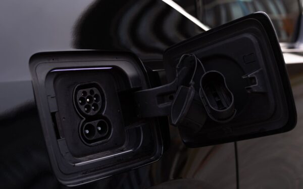 V2L galimybė naujuose elektromobiliuose: kaip automobilį paversti nešiojamu elektros šaltiniu buičiai ir kelionėms