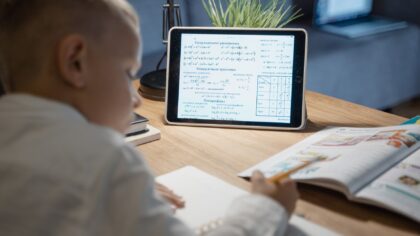 Vaikų planšetės mokslams ir pramogoms: kaip pasirinkti, nustatyti ribas ir apsaugoti turinį