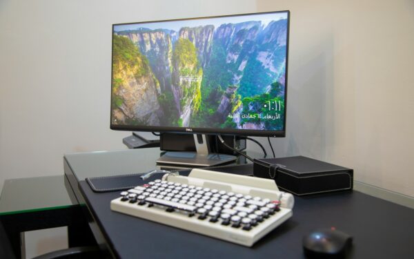 Windows darbalaukio tvarkymas be chaoso: kaip naudoti virtualius stalinius ir langų grupes produktyvesnei dienai