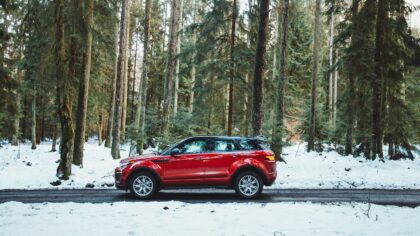 Žieminė guma ir slidi danga: kaip tinkamas padangų pasirinkimas keičia elektrinio automobilio valdymą ir ridą