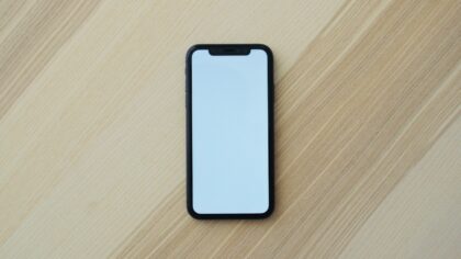 Apsauga telefonui be „šarvo“: kaip išsirinkti ekrano plėvelę ir stiklą, kad jis išgyventų kasdienybę
