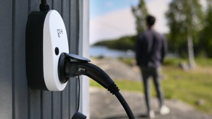 Ar pakanka paprasto kištukinio laido: kaip išsirinkti ir saugiai naudoti kabelį elektriniam automobiliui