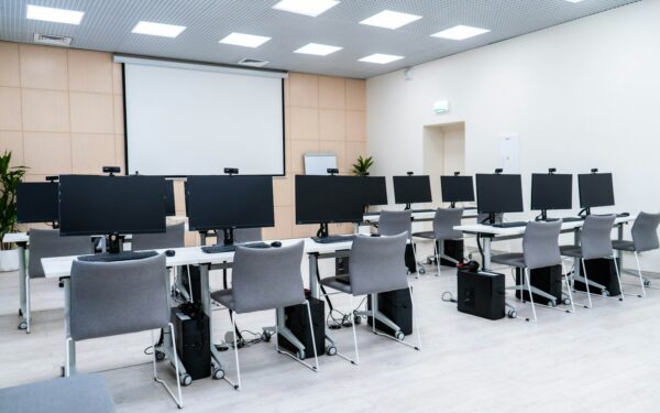 Ateities klasė be vadovėlių: kaip virtualios laboratorijos ir simuliacijos keičia mokymąsi