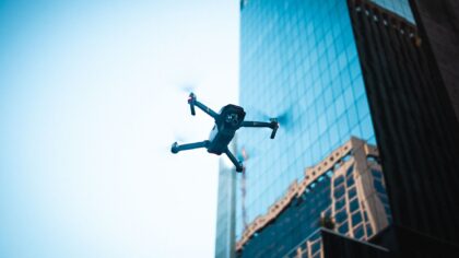 Autonominiai miesto dronai virš galvų: kuo naudingi skraidantys kurjeriai ir kokių ribų dar neperžengs