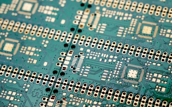 Biologiškai ardomi elektronikos lustai: kaip laikini įrenginiai gali mažinti elektronikos atliekų kalnus