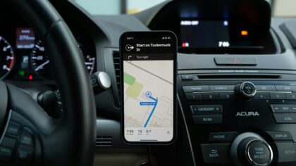 Bluetooth garsas automobilyje be laidų: kaip patogiai naudoti telefoną net ir senesnėje mašinoje