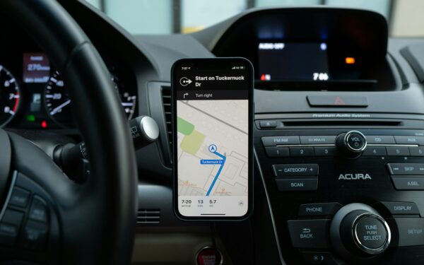 Bluetooth garsas automobilyje be laidų: kaip patogiai naudoti telefoną net ir senesnėje mašinoje
