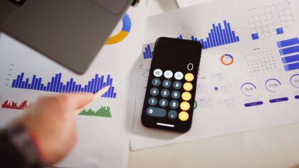 Dirbtinis intelektas finansams: kaip atsakingai išnaudoti automatizuotus patarimus ir nepadaryti brangių klaidų