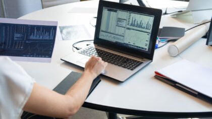 Dirbtinis intelektas ir privatumas darbe: kaip neatskleisti konfidencialių duomenų naudodami DI įrankius