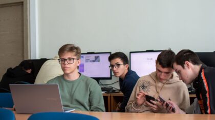 Dirbtinis intelektas programavimui be melo: kaip saugiai naudoti kodą generuojančius įrankius kasdieniuose projektuose