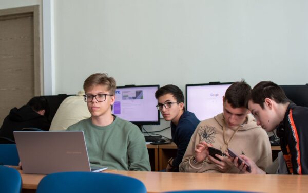 Dirbtinis intelektas programavimui be melo: kaip saugiai naudoti kodą generuojančius įrankius kasdieniuose projektuose