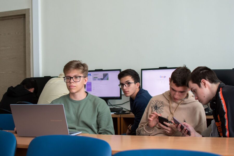 Dirbtinis intelektas programavimui be melo: kaip saugiai naudoti kodą generuojančius įrankius kasdieniuose projektuose - Privatumas Programavimas Skaitmenines kompetencijos Technologijos
