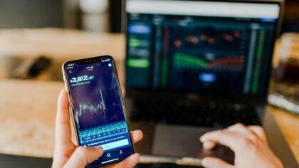 Investiciniai sukčiai internete: kaip atpažinti pavojingus pasiūlymus ir neprarasti santaupų