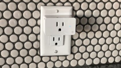 Išmanūs kištukai ir elektros sąnaudų kontrolė: kaip praktiškai sumažinti sąskaitas ir stebėti prietaisus