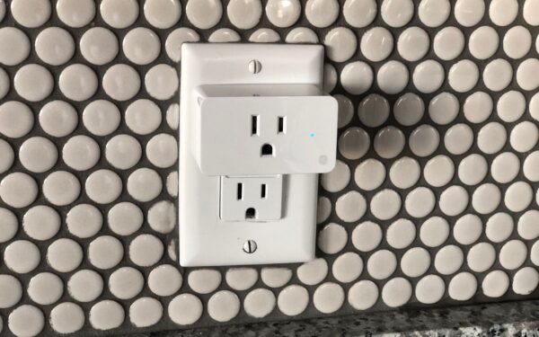 Išmanūs kištukai ir elektros sąnaudų kontrolė: kaip praktiškai sumažinti sąskaitas ir stebėti prietaisus