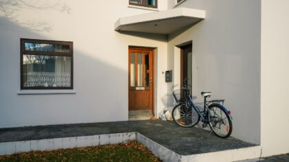 Išmanūs namų skambučiai su vaizdo kamera: kaip pasirinkti, sukonfigūruoti ir naudoti juos saugiai