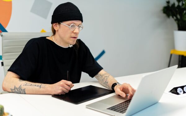 Kaip dirbtinis intelektas keičia dizainą: ką šiandien gali generatyviniai įrankiai ir ko iš jų nesitikėti