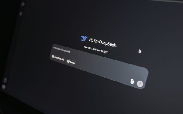 Kaip dirbtinis intelektas keičia klientų aptarnavimą: nuo paprastų chatbotų iki tikro pokalbio su įmone