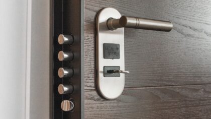 Kaip išmanios durų spynos keičia kasdienybę: ką jos iš tikrųjų gali ir kokių klaidų vengti