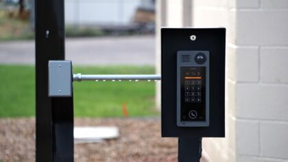 Kaip išmaniose durų akutėse ir belaidžiuose skambučiuose susitvarkyti privatumą: svarbiausi dalykai namams ir butui