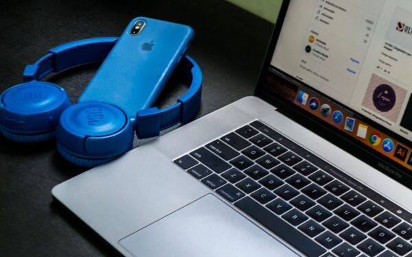 Kaip išnaudoti „Bluetooth“ ausinių galimybes namuose ir darbe: nuo kelių įrenginių iki paslėptų funkcijų