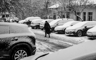 Kaip paruošti savo pirmąjį EV žiemai ir vasarai: praktinis sezoninės priežiūros vadovas Lietuvoje