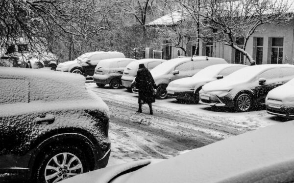 Kaip paruošti savo pirmąjį EV žiemai ir vasarai: praktinis sezoninės priežiūros vadovas Lietuvoje
