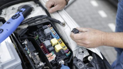 Kaip pasikeičia kasdienė automobilio priežiūra persėdus į elektromobilį: ką daryti kitaip ir ko nebedaryti