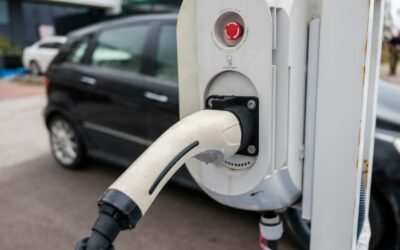 Kaip veikia elektromobilių draudimas Lietuvoje: kuo skiriasi sąlygos, rizikos ir kompensacijos