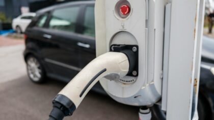 Kaip veikia elektromobilių draudimas Lietuvoje: kuo skiriasi sąlygos, rizikos ir kompensacijos