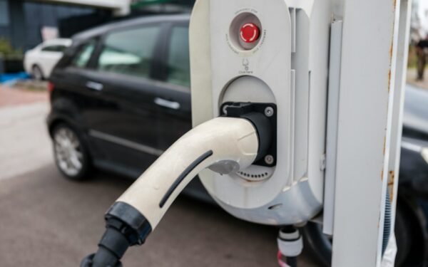 Kaip veikia elektromobilių draudimas Lietuvoje: kuo skiriasi sąlygos, rizikos ir kompensacijos