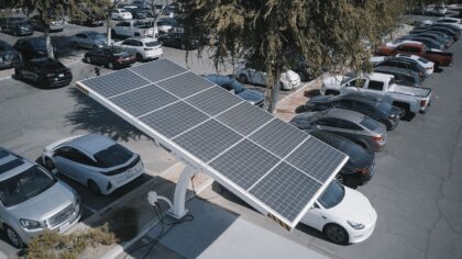 Karštis ir elektra po vienu kapotu: kaip vasarą tausoti akumuliatorių ir išvengti EV galvos skausmų