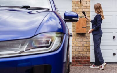 Lėtas elektromobilių krovimas namuose ir darbe: kodėl verta neskubėti ir kaip tai padaryti saugiai